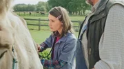 Mia (Margot Nuccetelli, l.) untersucht Hektors (Harry Piekema, r.) Eselin Linda. Ihrer Meinung nach ist sie gesund, aber Hektor hat da seine Zweifel.