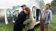 Der Fahrer des Goldtransporters, Lasse (Janek Rieke, li.), noch benommen von dem Unfall. Hajo (Axel Milberg, mi.) und Adsche (Peter Heinrich Brix, re.) nutzen seine Orientierungslosigkeit und klauen ihm den Autoschlüssel.