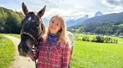 Nina und Appaloosa "Feivel" beim Spaziergang im Berchtesgadener Land.