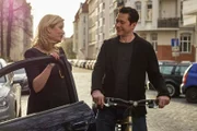 Sarah Marquardt (Alexa Maria Surholt) trifft morgens zufällig Dr. Philipp Brentano (Thomas Koch). Sie nutzt die Gelegenheit, um ihn noch mal um ein Gespräch bezüglich seines Vertrages zu bitten. Doch Philipp macht ihr sehr deutlich klar, dass er erst bereit ist zu reden, wenn Sarah ihm mindestens seine alten Vertragskonditionen anbietet. Und in der Zwischenzeit genießt er es, endlich mal Zeit für seine Familie zu haben.
