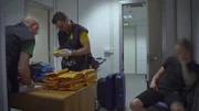 Auf den sogenannten "Baggage Tags" sind der Zielflughafen und die Flugnummer vermerkt. Mithilfe der Klebestreifen lässt sich das Gepäck am Airport einer Bordkarte zuordnen. Aber ein Passagier hat die Etiketten in Rom von seinen Koffern abgerissen. Damit macht sich der Mann, der mit einer Maschine aus Kairo in der italienischen Hauptstadt gelandet ist, bei der Zollpolizei verdächtig. Die Grenzschützer in Brüssel bekommen es unterdessen mit verdorbenen tierischen Lebensmitteln zu tun. Dort beschlagnahmen die Beamten Fisch und Fleisch aus dem Kongo.