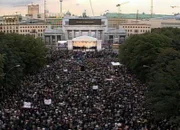 Das Jahr 2001 – die Terroranschläge des 11. September bringen auch das Berliner Leben zum Stillstand, Klaus Wowereit wird Regierender Bürgermeister und mit der Einweihung des neuen Bundeskanzleramts wird der Regierungsumzug nach Berlin abgeschlossen. Eine Berlin-Chronik der Superlative: Fünf Jahrzehnte von 1961, dem Jahr des Mauerbaus, bis 2009 als Berlin eine Weltstadt im 21. Jahrhundert ist. - Gedenkkundgebung am Brandenburger Tor für die Opfer des Terroranschlages am 11. September.