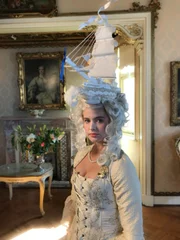 Während in Frankreich die Revolution ausgerufen wird,  das Volk an Hunger und Mangel leidet, lebt Marie-Antoinette ein ausschweifendes und feudales Leben (Spielszene: Marie-Antoinette).