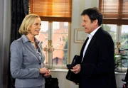 Gunter (Hermann Toelcke, r.) und Julia (Christiane Lemm, l.) im Gespräch.