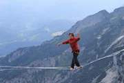 Showdown auf der Highline - Friedi balanciert auf einem Band über eine Schlucht. Natürlich gesichert.