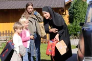 Familie Marquard hat kein Zuhause. Schwester Hanna nimmt sie mit ins Kloster (v.li.: Giovanni Baumann, Ayana Ledl, Christina Andrione, Janina Hartwig).