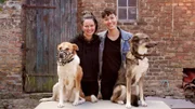 Tina (l.) und Rike zusammen mit den Hunden.