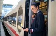 Zugchefin Anja Szeglat muss auch Fahrkarten im ICE kontrollieren.