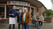 Bielefelder (Bill Mockridge, M.) und Klaus (Hartmut Volle, r.) stehen mit Ulf (Jürgen Hartmann, l.) vor dessen Kneipe (mit Komparsen).