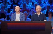 Rateteam-Kapitän Bernhard Hoëcker (l.) mit dem Schauspieler, Komiker und Musiker Olli Dittrich (r.).