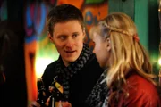 Ludwig und Caro sind in Partystimmung und stoßen auf Caros Prüfung an. Von links: Ludwig Brunner (Martin Wenzl) und Caroline Ertl (Teresa Rizos).