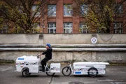 Der Auftraggeber Indarjit Gosh aus London testet die mobile Arztpraxis, das E-Bike, das soviel Technik an Bord hat, dass es wie eine Arztpraxis funktioniert. Damit will der Arzt in seiner Heimat London Obdachlose versorgen.