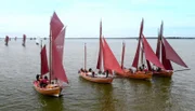 Was gibt es Schöneres als auf dem Wasser unterwegs zu sein! Wir machen eine erstaunliche Reise von Ost nach West in Deutschland. Starten auf der Lausitzer Neiße mit dem Schlauchboot. Chillen auf dem Müggelsee im Saunafloß. Fahren mit dem Zeesboot zu den Kranichen am Darß-Zingster Bodden. Paddeln auf der Mosel zu den Winzern. Wo ist es besonders schön? Was ist ein Geheimtipp? - Zeesboote auf dem Darßer Bodden.