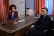 Soko Chefin Ella Hansen (Oceana Mahlmann, l.) befragt die Referentin der Intendanz, Klara Weber (Wanda Perdelwitz, r.). Welche Verbindung hat Klara Weber zu den Mitgliedern des Streichquartetts und zu dem toten Geiger?