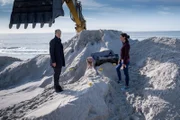 Auf einem Spülfeld am Strand von Sylt wird ein Koffer mit einer Leiche geborgen. Die junge Frau, Madeleine Elster (Helen Nordholt, M.), ist vor nur wenigen Stunden ertrunken, aber nicht in der Nordsee? Carl Sievers (Peter Heinrich Brix, l.) und Ina Behrendsen (Julia Brendler, r.) nehmen die Ermittlungen auf.
