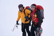 Die Bergretter Markus (Sebastian Ströbel, l.) und Rudi (Michael Pascher, r.) sind für jeden Einsatz gut gerüstet.