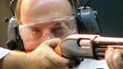 Das Forensik-Team testet die Tatwaffe: Von welchem Standort aus hat der Heckenschütze seine tödlichen Schüsse abgegeben?