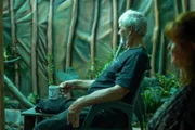 Neville Wolmarans sitzt mit einer Tasse Kaffee im Gehege der Schwarzen Mamba.