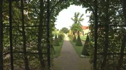 Ein Ausflug ins Grüne mit vielen Entdeckungen und Tipps. Die Gartenreise durch Brandenburg führt von Rheinsberg über Neuruppin, Buckow und Forst bis nach Potsdam-Sanssouci. 30 bezaubernde Orte, die zum Staunen und Erleben einladen. - Klostergarten Neuzelle.