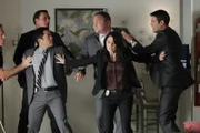 Bei der Aufklärung eines Mordfalles gerät das CBI-Team mit den Leuten vom FBI aneinander: Wayne (Owain Yeoman, 2.v.l.), Kimball (Tim Kang, 3.v.l.), FBI Agent Reede Smith (Drew Powell, 3.v.r.), Teresa (Robin Tunney, 2.v.r.) und FBI Agent Gabe Mancini (Ivan Sergei, r.) ...