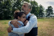Sami (Neil Malik Abdullah) versucht Nehir (Bayan Layla) zu beruhigen, die gerade so eine Geiselnahme überlebt hat.