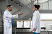 Tom (Tilman Pörzgen, r.) platzt vor seinem Patienten der Kragen. Matteo (Mike Adler, l.) weist ihn zurecht.