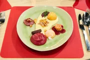 Labskaus: Saiblings-Tatar mit Kartoffelpüree, Sülze, gebackenem und konfiertem Ei und Dreierlei von der Roten Bete, Tagesmotto: "Regionale Klassiker 2.0" von Jürrina Führer