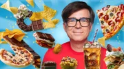Chips und Schokolade schmecken abends auf der Couch einfach besser als Gurken-Sticks und ungesalzene Erdnüsse, oder? Vor allem wenn das Programm von Werbung unterbrochen wird, die Pudding, Eis und Tiefkühltorte zeigt. Essen ist emotional. Und Werbung nutzt das. Die Welt um uns herum regt uns ständig dazu an, so zu essen, dass es nicht gesund für uns ist. Mit Reizen, die wissenschaftliche Mechanismen nutzen. Bei fettigen und süßen Speisen setzt zum Beispiel unser Sättigungsgefühl aus. Kein Wunder also, dass Nachtisch nach dem Essen immer noch reinpasst. Und manchmal reicht es schon, nur ein zischendes Geräusch zu hören und schon wächst die Lust auf einen gekühlten Softdrink. - Ralph Caspers moderiert die Sendung.