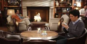 Ted (Josh Radnor, r.) versucht damit klar zu kommen, dass er alleine in einem romantischen Hotel ist, während Lily gespannt auf Marshall wartet ...