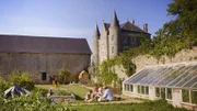 Zwischen Hochzeiten und Gourmet-Wochenenden verbringen Dick und Angel in den Sommerferien so viel Zeit wie möglich mit ihren Kindern Arthur und Dorothy. Nebenbei will sich Angel das Obergeschoss in Turm Nummer zwei vornehmen. Sie plant eine weitere Gästesuite unter dem Motto Blumen und Gartenparadies. Doch zuerst nimmt sie alles genau in Augenschein. Als sie eine Vintage-Tapete mit orientalischen Rosen entdeckt, bringt sie das auf eine Idee: Angel lässt sich von dem Muster inspirieren, um eine eigene Tapete für die Garten-Suite zu entwerfen. Außerdem möchte sie Dicks harte Arbeit im Garten wertschätzen und presst Blüten für die Dekoration.