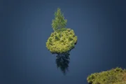 Luftaufnahme von einem Moorsee.
