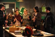 Die Lansinger Jugend überredet Flori, mit seinem Gewinn eine Party zu finanzieren. Von links: Nina Kreutzer (Andrea Schmitt), Yvonne Preissinger (Alexa Eilers) und Florian Brunner (Tommy Schwimmer).
