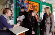 Um nicht aufzufliegen, kauft Ludwig alle Zeitungen. Von links: Yvonne Preissinger (Alexa Eilers), Ludwig Brunner (Martin Wenzl), Nina Kreutzer (Andrea Schmitt) und Caro Ertl (Teresa Rizos).