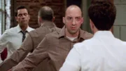 Opfer Rick Simms wird von Detective Nick Amaro nach Hinweisen auf die Täter ausgefragt.