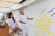 Lena Grimm (Mia Kasalo) ist überrascht, dass ihr Onkel Martin Grimm (Daniel Morgenroth) eine künstlerische Ader hat.