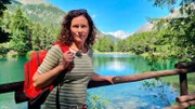 Moderatorin Anne Wilmes vor dem Lexert in Bionaz, der zu den vielen glasklaren Bergseen des Aostatals gehört.
