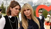 Die Event-Managerin Isabell Klett (Heidi Klum, r.) und ihre Assistentin Lina (Emily Schmeller, l.) organisieren die Modenschau für die Jubiläumsfeier des Familienunternehmens Ritt.