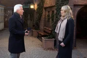 Thomas (Gerry Hungbauer, l.) erfährt durch Britta (Jelena Mitschke, r.), wer hinter der Kochkurseinladung steckt.