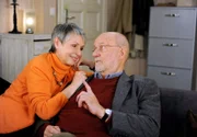 Alfred (Rolf Nagel, r.) erliegt dem Charme Ritas (Monika Häckermann, l.) und stimmt einer Reise zu ihrer Verwandtschaft in Argentinien zu.
