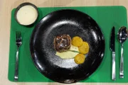 Finalgericht: Crépinette von Kalbsfilet und Morcheln mit Nussbuttersauce, verbranntem Lauch und geschmorten Kartoffel-Talern nach einem Rezept von Mario Kotaska von Peter Hoebertz (Zusatzzutaten: Crème fraîche, Estragon, Salzflocken)