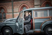 DS Endeavour Morse (Shaun Evans) ist auf dem Weg zu seinem nächsten Undercover-Einsatz an einer Jungenschule.