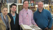 Von links: Jasmin, Marcel, Trödel-Experte Andreas Bierschock und Antiquitätenhändler Klaus-Peter. Ist das antike Buch ein echter Schatz?