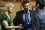 Tom (Doug Savant, M.) trifft auf Susans Party seinen alten Klassenkameraden Bill (Todd Cahoon, r.) wieder. Als er ihn Lynette (Felicity Huffman, l.) vorstellt, ist diese von dessen jugendlichem Aussehen total fasziniert. Daraufhin entwickelt Tom einen Plan ...