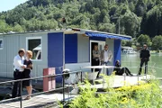 "Soko Donau", "Mrs. D.." Oberst Dirnberger wird erpresst: Leonidse, ein georgischer Mafiaboss, hat Dirnbergers Frau Barbara entführt, um ihn zur Falschaussage vor Gericht zu zwingen. Das gelingt kurzfristig auch; Leonidse wird freigesprochen. Nun muss die SOKO Barbara Dirnberger finden bevor ihr etwas angetan wird und Leonidse für immer verschwinden kann.Im Bild (v.li.): Dietrich Siegl (Otto Dirnberger), Fanny Stavjanik (Barbara Dirnberger), Lilian Klebow (Penny Lanz), Gregor Seberg (Helmuth Nowak), Andrei Viorel Tacu (Unterling), Stefan Jürgens (Carl Ribarski).