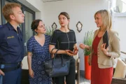 Die Rosenheimer Mordkommission ermittelt im Fall eines ermordeten Architekten. Polizist Mohr (Max Müller, l.) und Kommissarin Danner (Katharina Abt, r.) befragen Emilia Huber (Marion Niederländer, 2.v.l.) und Sigrid Weierer (Julia Rosa Stöckl, 2.v.r.).