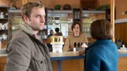 Die "SOKO Wismar", Nils Theede (Jonas Laux, l.) und Katrin Börensen (Claudia Schmutzler, r.), hat schlechte Nachrichten für Jenny Reichard (Annika Kuhl, M.). Ein Jäger hat die Leiche ihres Mannes im Wald gefunden. Tommy Reichard wurde offenbar erschlagen.