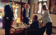 Alan Clifford (Keith Barron, 2.v.r.) erklärt Inspector Barnaby (John Nettles, l.), dass er sterben will, wie er gelebt hat: in Luxus. Die Ärztin Kate Malpas (Kelly Hunter, 2.v.l.) und die Pflegerin Agnes Waterhouse (Maggie O`Neill, r.) umsorgen den Todkranken.