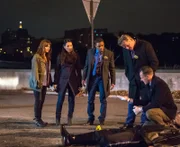 Ein neuer Fall wartet auf das Team: Kitty (Ophelia Lovibond), Watson (Lucy Liu), Detective Bell (Jon Michael Hill), Captain Gregson (Aidan Quinn) und Holmes (Jonny Lee Miller) ...