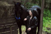 Um das Pferd zu behalten, versteckt Yvi (Alexa Eilers) "ihren" Caligula.