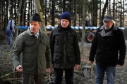 Bürgermeister Schattenhofer, Roland Bamberger und Martin Kirchleitner merken, dass der Lansinger Maibaum aus seinem Versteck verschwunden ist. Von links: Lorenz Schattenhofer (Werner Rom), Roland Bamberger (Horst Kummeth) und Martin Kirchleitner (Hermann Giefer).